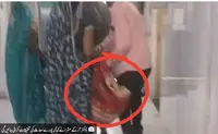 ہاسپٹل میں بزرگ خاتون کو اسٹریچر نہ ملا، افراد خاندان نے چادر میں اٹھا کر وارڈ پہنچایا