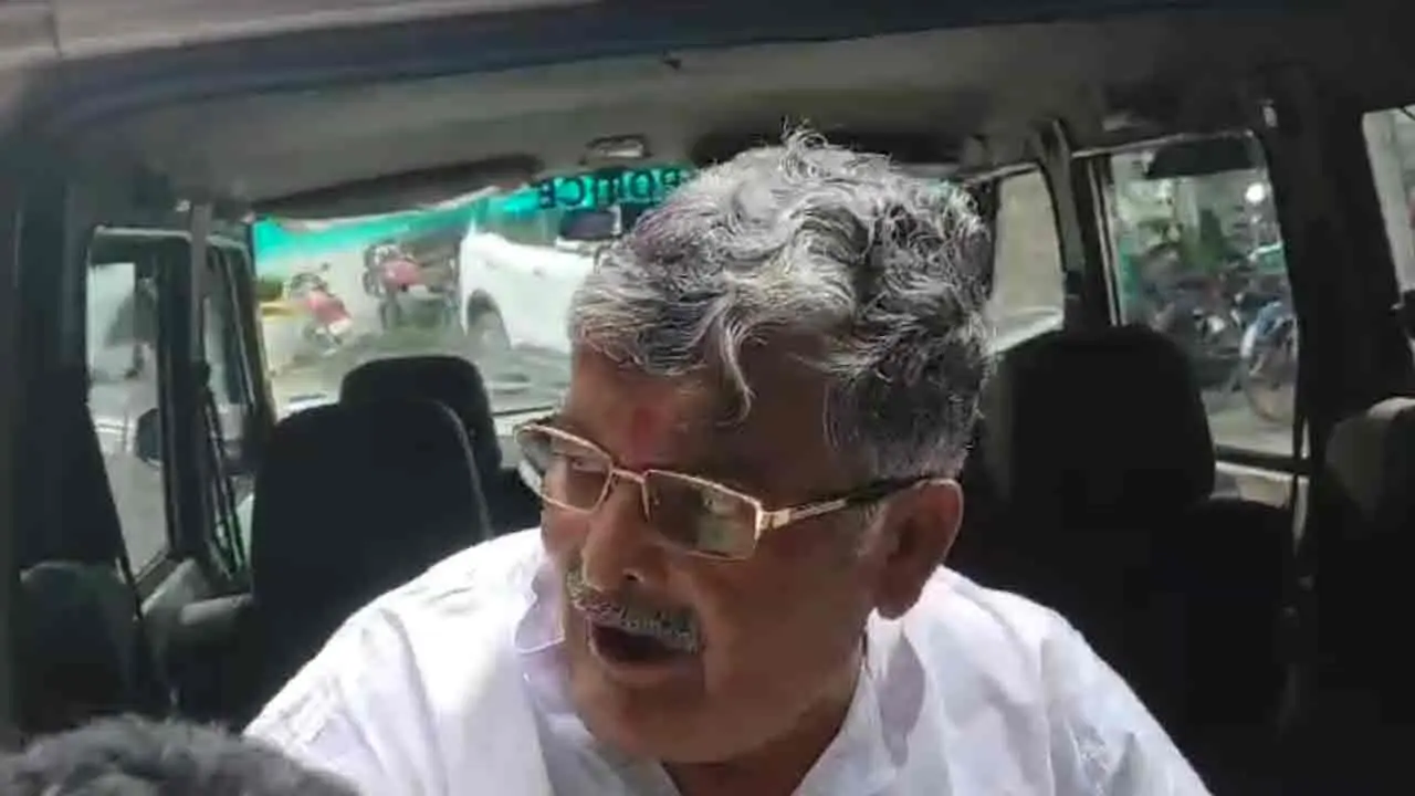 اسیت مجمدار کو تھانہ بلاکر انہیں گرفتار کر لیا گیا