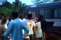 تعمیراتی سامان سڑک پر پھینکنے سے روکا، پھر بھانگر میں پولیس پر حملہ
