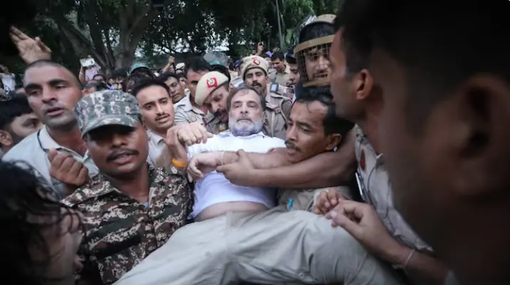 حراست میں لیے گئے راہل گاندھی اور پرینکا گاندھی رہا، پارلیمنٹ میں طلبہ کے معاملے کو دوبارہ اٹھانے کا اعلان