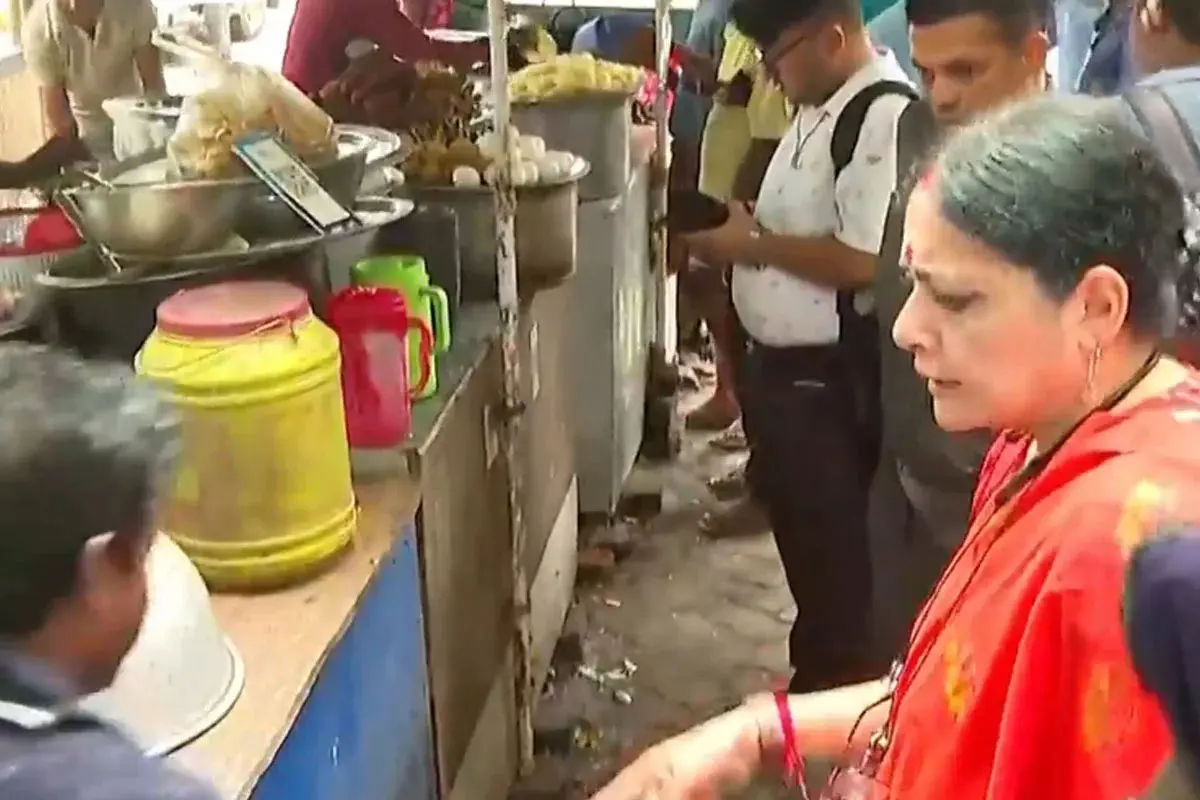 راہ گیروں کی جگہ کیوں روکی جا رہی ہے؟ فٹ پاتھ کی دکانوں پر اگنی کو اعتراض