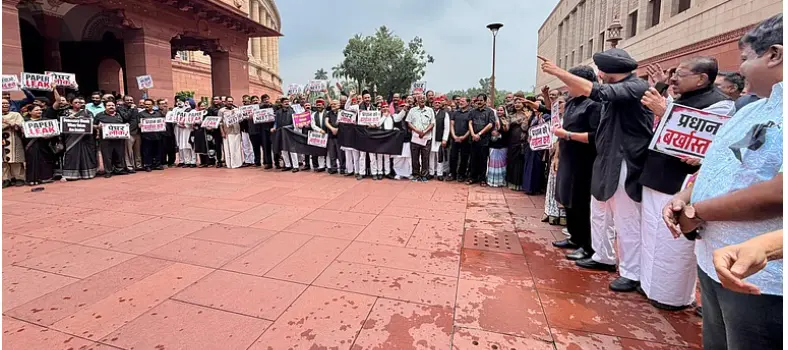 سیاہ لباس میں پارلیمنٹ پہنچے اپوزیشن اراکین پارلیمنٹ، راہل اور اکھلیش کے ساتھ ساتھ پرینکا نے بھی سنبھالی کمان