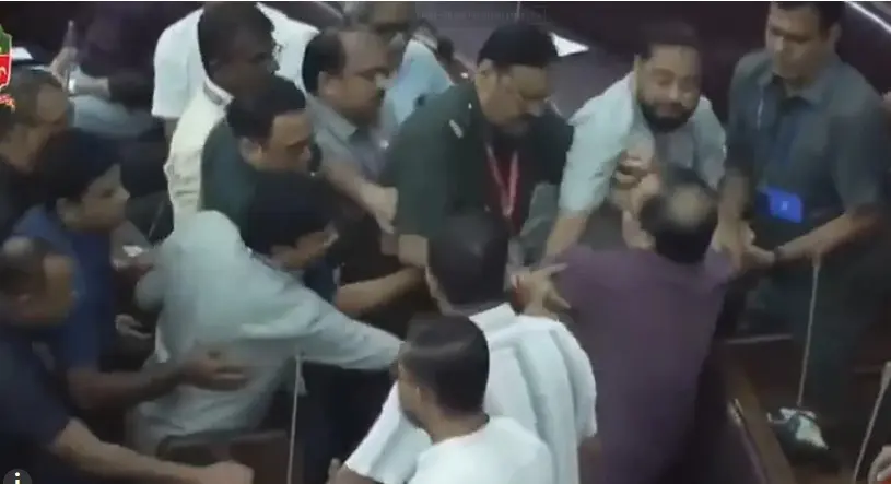 بنگال اسمبلی میں زبردست ہنگامہ: ٹی ایم سی رکن اسمبلی کنال گھوش کو مارشلوں نے ایوان سے گھسیٹ کر نکالا