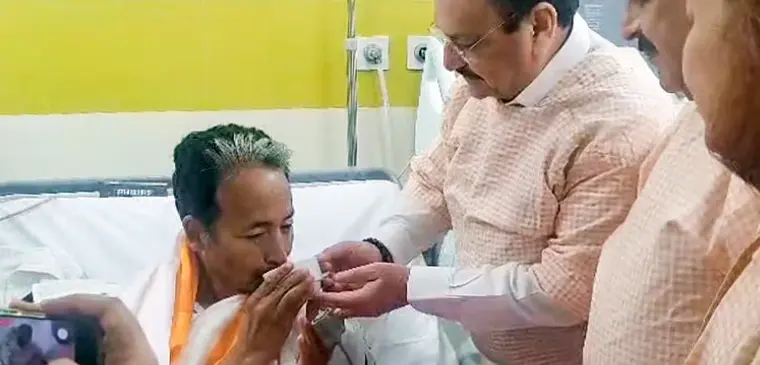 سونم وانگچک نے 26 دن بعد اپنی بھوک ہڑتال ختم کی