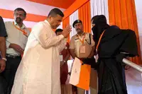 • شوبھیندو ادھیکاری کا مرشد آباد میں ریل حادثے کے متاثرین کے گھروں کا دورہ، معاوضے کی رقم پیش کی۔