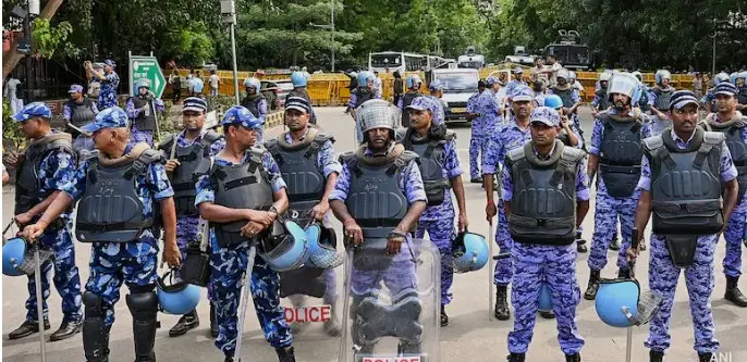 جنتر منتر پر طاقت کے بے جا استعمال پر اعلیٰ حکام کا شدید برہم: دہلی میں ریف کے لیے پیلٹ گنز اور الیکٹرک شاک ہتھیاروں پر پابندی