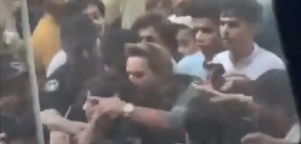 شاہد آفریدی نے مداح کو دھکا دے دیا، ویڈیو وائرل