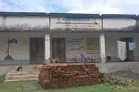 کھاناکول کے ایک اسکول میں بکریاں چر رہی ہیں