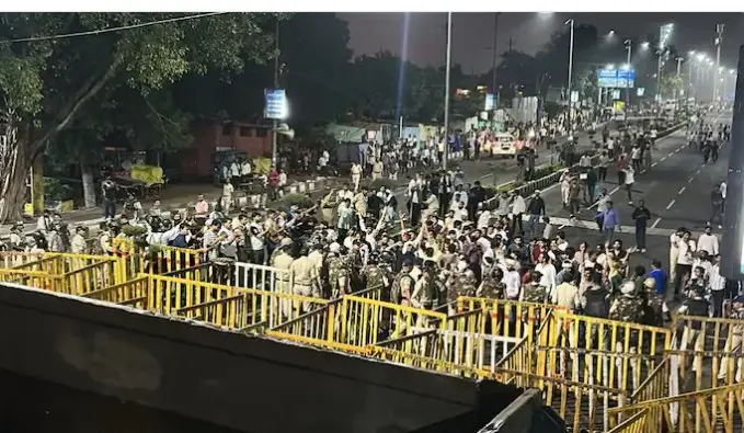 حکومت کے اعلانات کے باوجود غصہ ٹھنڈا نہ ہوا! بھوپال کی سڑکوں پر رات گئے پولیس اور کسان آمنے سامنے