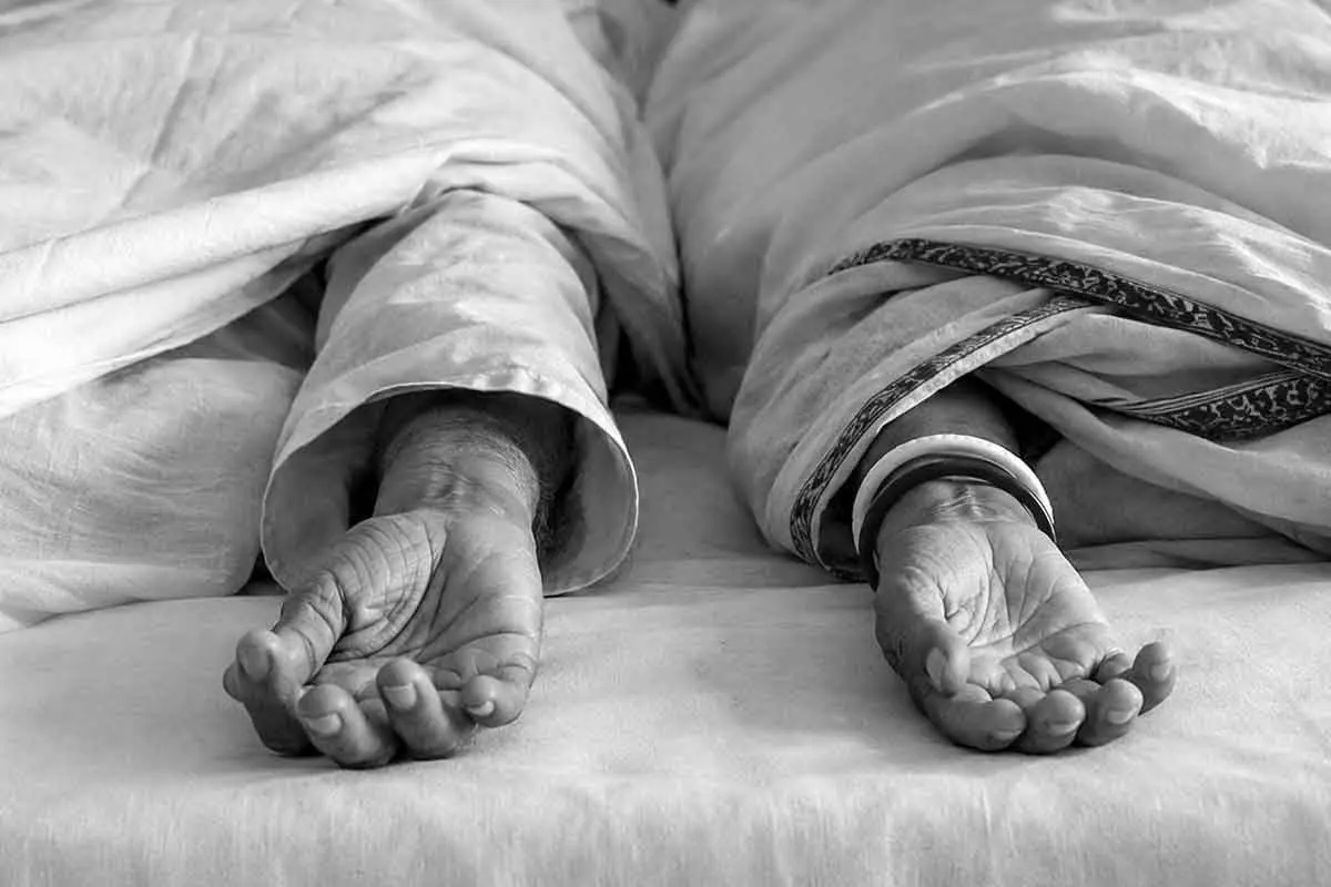 بستر پر پڑی میاں بیوی کی بے جان لاشیں