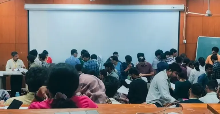 ایک اور پیپر لیک؟ اوڈیشہ میں میڈیکل امتحان کے دوران پرچہ واٹس ایپ گروپس میں لیک