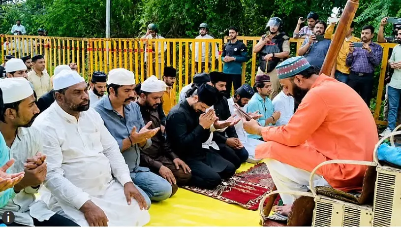 بھوج شالہ تنازعہ: سپریم کورٹ کے عبوری حکم کے بعد نئی جگہ پر پہلی بار نمازِ جمعہ کی ادائیگی