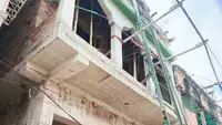 غیر قانونی تعمیرات کو گرانے گئے تو قانونی فلیٹ کی چھت گر گئی