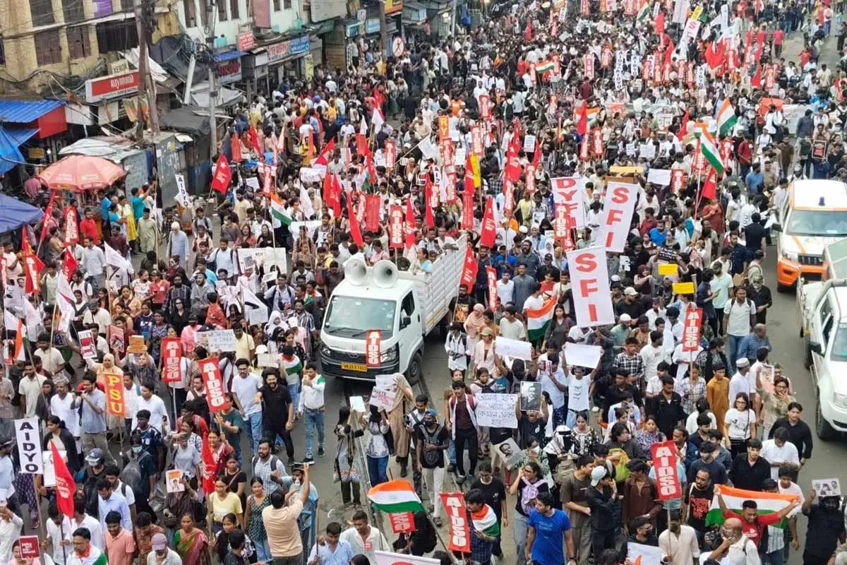 ہار سکتے ہیں، مگر ہارے نہیں'' – مایوس طلبہ و نوجوانوں کو جدوجہد کا نیا راستہ دکھا رہی ہے سی پی ایم