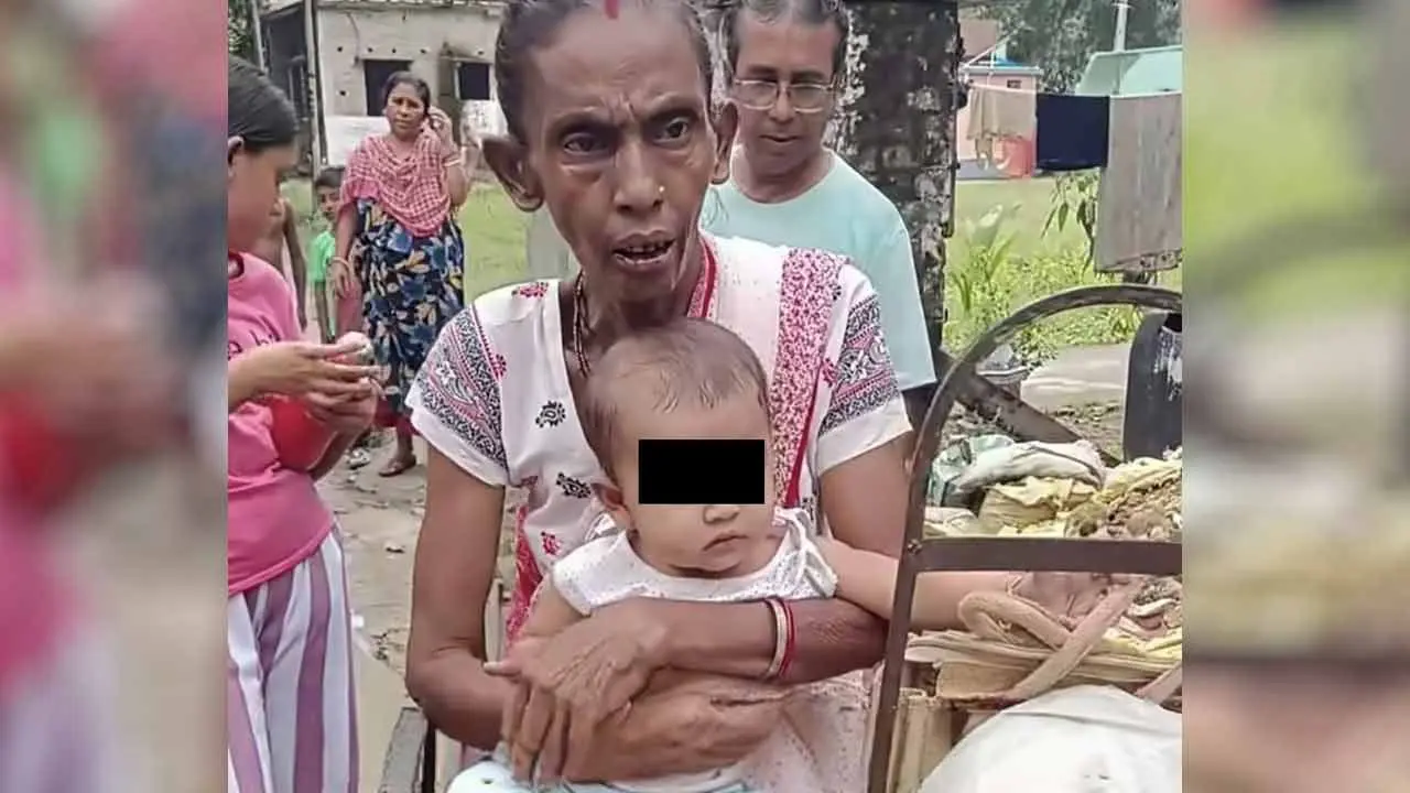 ہابرا اسٹیشن میں پوتے کو لے کر ٹرین کا انتظار کر رہی بزرگ خاتون کو 'بچہ چور' کہہ کر بے دردی سے پیٹا! ایک خاتون گرفتار