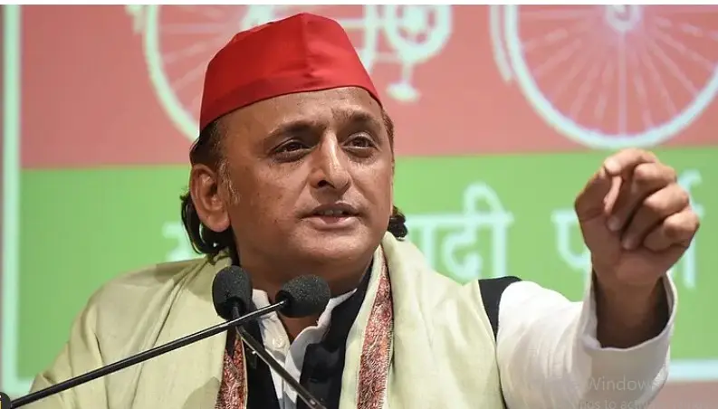 کھاد کے لیے قطاروں میں کھڑے کسان، انتخابات میں بی جے پی کے خلاف اس سے بھی لمبی قطار بنائیں گے: اکھلیش یادو