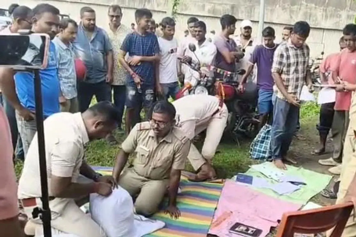 مالدہ میں پھر سے نوٹوں کا 'پہاڑ'! بائیک سے گٹھریوں گٹھری نقدی، منشیات سمیت 2 گرفتار