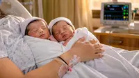 کار کے اندر ہی ماں نے جڑواں بچے کو جنم دیا