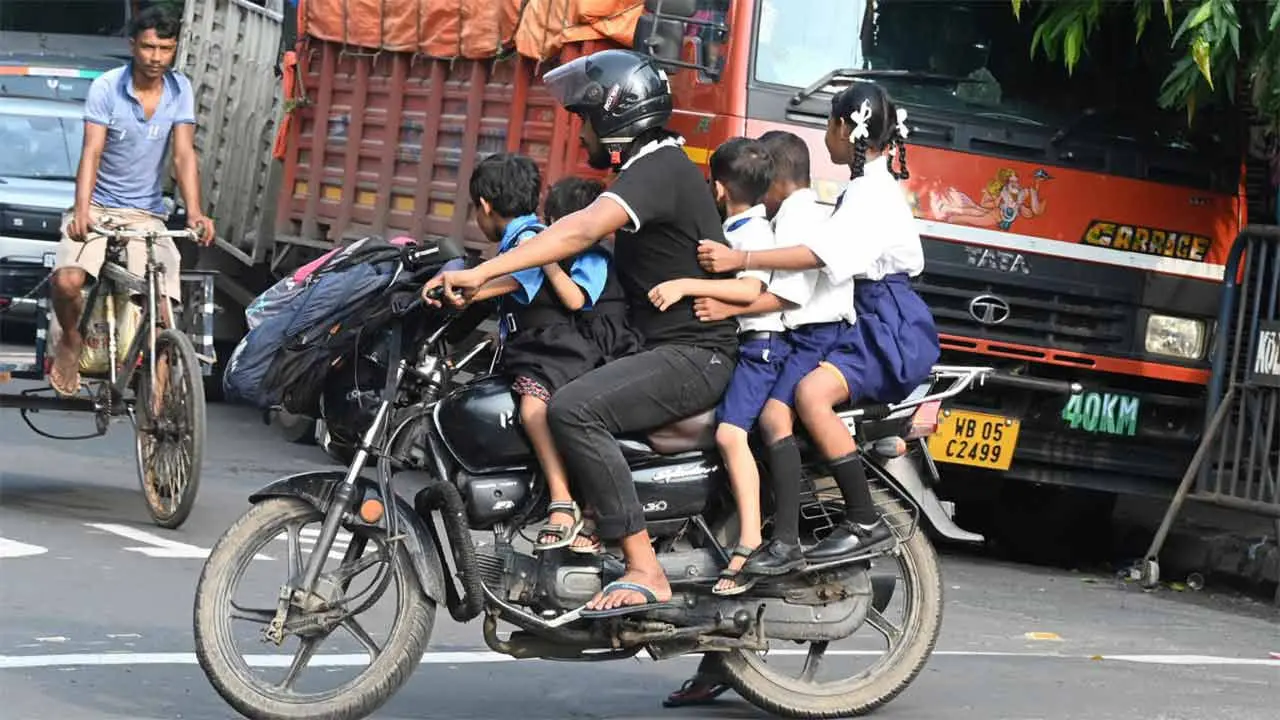 بچوں کےلئے لال بازار نے ہیلمٹ کا انتظام کرنے کا فیصلہ کیا