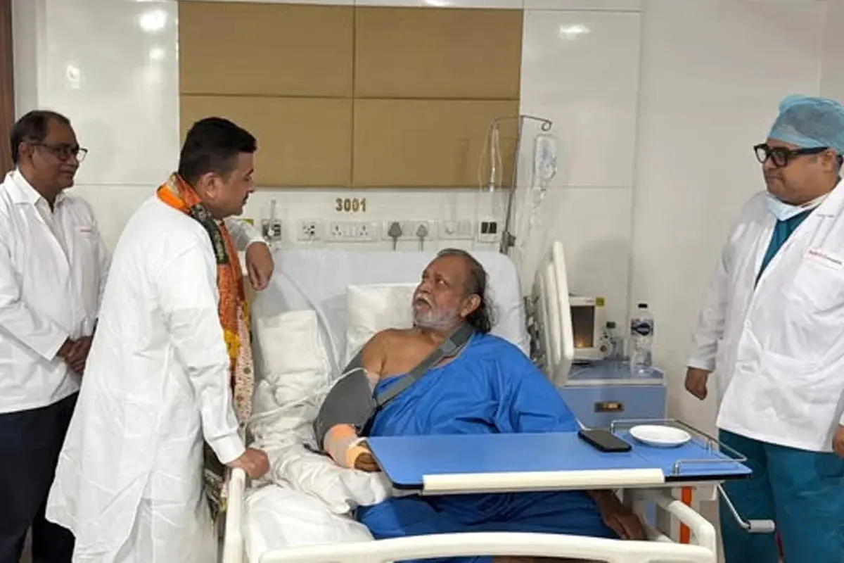 ٰؓبیمار متھن چکربرتی کو دیکھنے ہسپتال میں وزیر اعلیٰ شوبھندو