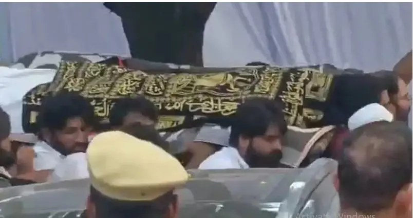 عتیق احمد کا بیٹا آبان غمگین ماحول میں سپردِ خاک، بھائی عمر اور علی نے بھی جنازہ کو دیا کندھا