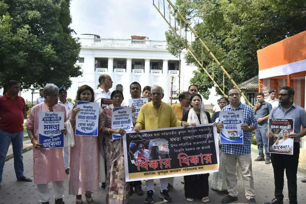ممتا پر حملے کے خلاف احتجاج میں کنال گھوش کے ساتھ رتیو برتو ترنمول کے تین ایم ایل اے بھی شامل