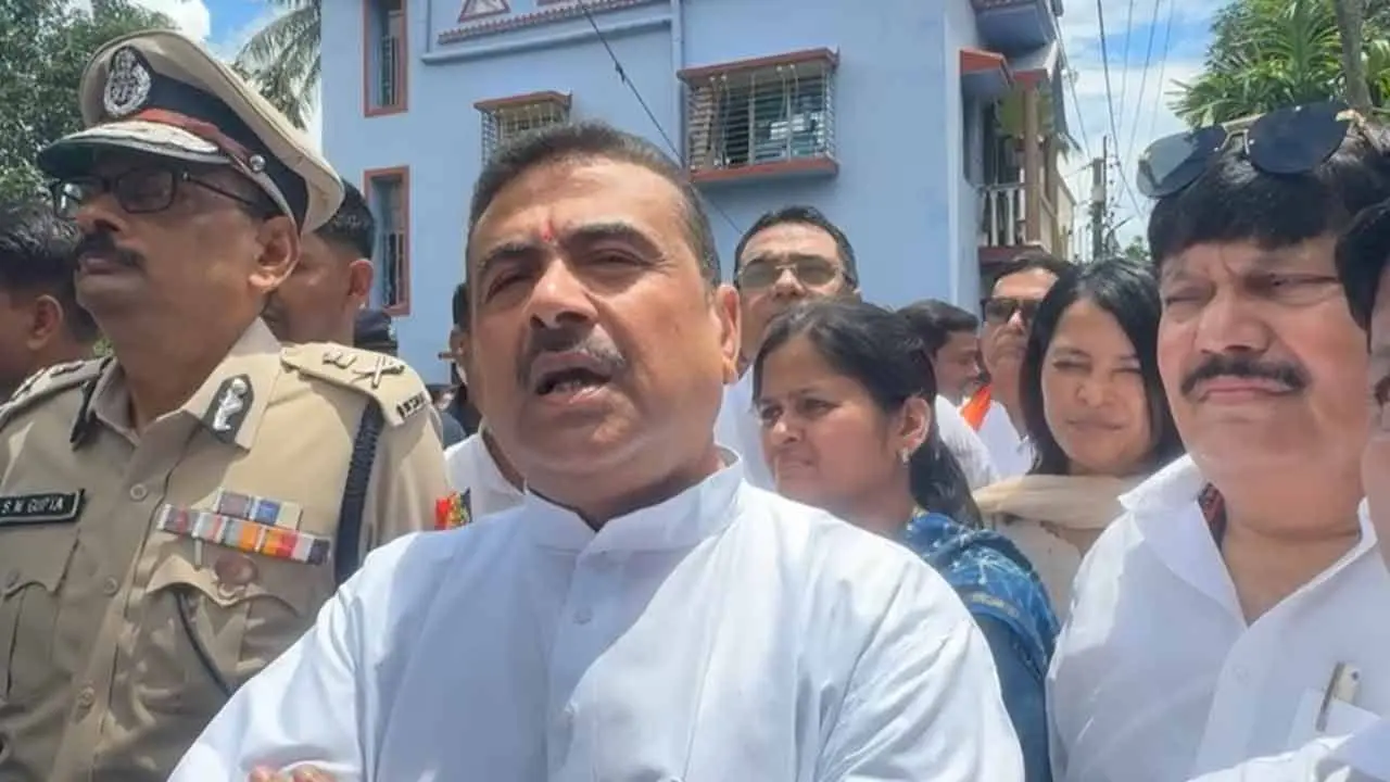 حالی شہر میں شوبھندو نے مقتول ترنمول کارکن کے خاندان سے ملاقات کی ،