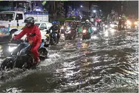 کولکاتا میں توفانی بارش: کئی علاقوں میں ریکارڈ برسات سے سڑکیں جل تھل، 'اورنج الرٹ' جاری