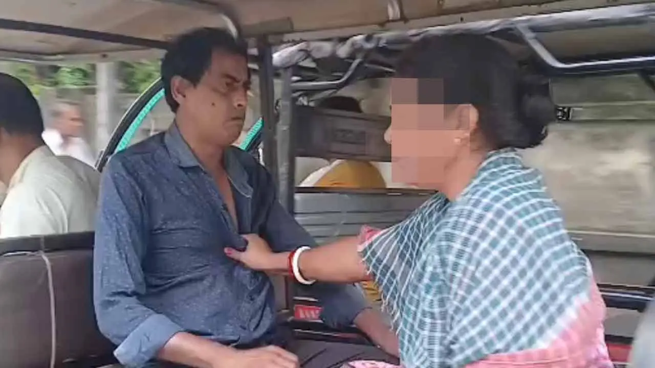 'سر، اسے مت چھوڑیں'! مرشد آباد میں بیٹی کے ایو ٹیزر کا کالر پکڑ کر ماں نے آٹو میں بٹھایا