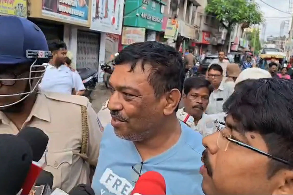 نئی ہٹی میں سابق ترنمول ایم ایل اےسنت دے کو علاقے میں گشت کرایا گیا