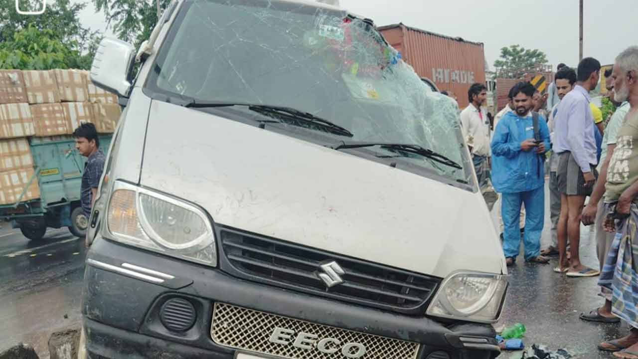 دو گاڑیوں کو ٹینکر کی ٹکر، خاتون کی موت، متعدد کی حالت تشویشناک
