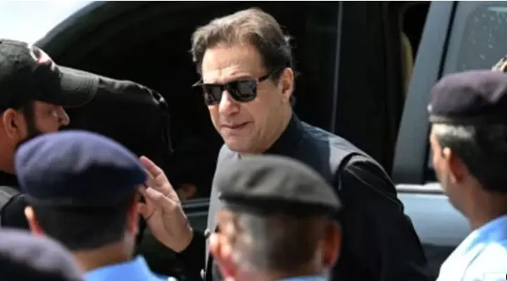 عمران خان کو رات گئے تک اسلام آباد کے نجی ہسپتال منتقل نہ کیا جاسکا