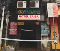 8 بائی 8 کے کمرے اور موت کا دھواں: پردیسیوں کے لیے نیو مارکیٹ کا ہوٹل بنا موت کا جال