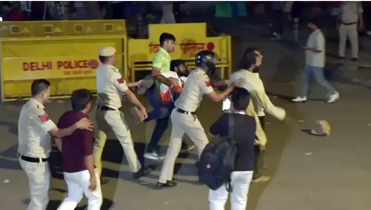 دہلی کے جنتر منتر پر زبردست ہنگامہ: ’ریزرویشن ہٹاؤ تحریک‘ کے مظاہرین حراست میں!