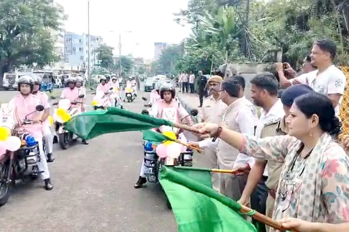 آسنسول میں منچلوں پر نظر رکھنے کےلئے درگااسکواڈ تعینات