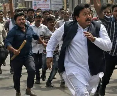 ترنمول کونسلر کا عوام کا تعاقب، صورتحال قابو کرنے کے لیے پولیس کا لاٹھی چارج اور آنسو گیس، درگا پور میں ہنگامہ