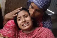 پاس پاس سو رہی تھیں دو بچیاں۔ اچانک گھر سے ایک بچی غائب