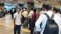 میٹرو ریلوے میںٹکٹ بکنگ کاﺅنٹر کی کمی سے مسافروں کی پریشانی بڑھی