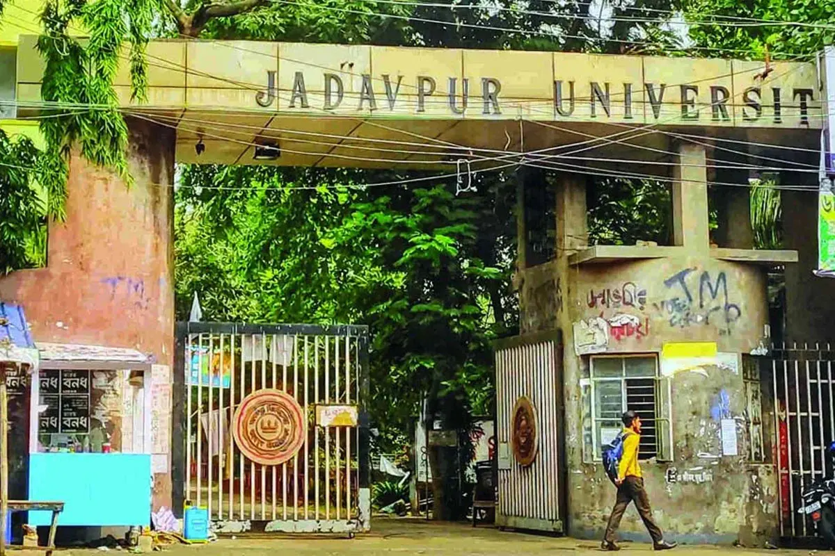 جادو پور واقعے کی تحقیقات کےلئے کیمپس میں پولیس، رجسٹرار سے گفتگو