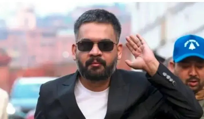 نیپال کے وزیراعظم پارلیمنٹ میں بھی سن گلاسز لگانے لگے، وجہ ایوان میں بتادی