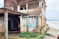 کسی بھی لمحے ڈوب سکتا ہے شمشیر گنج میں واقع بچوں کا تعلیمی مرکز