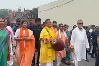 شوبھندو ادھیکاری نے ڈھول تاشہ کے ساتھ ممتا بنرجی کے گھر کے سامنے کیرتن کیا