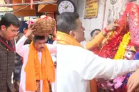 ماتھے پر ٹوکرا لے کر شوبھندو تارا پیٹھ پہنچے