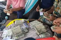 آسام کی بس میں رقم کی اسمگلنگ، ڈرائیور کی سیٹ کے نیچے سے نوٹوں کے بنڈل برآمد