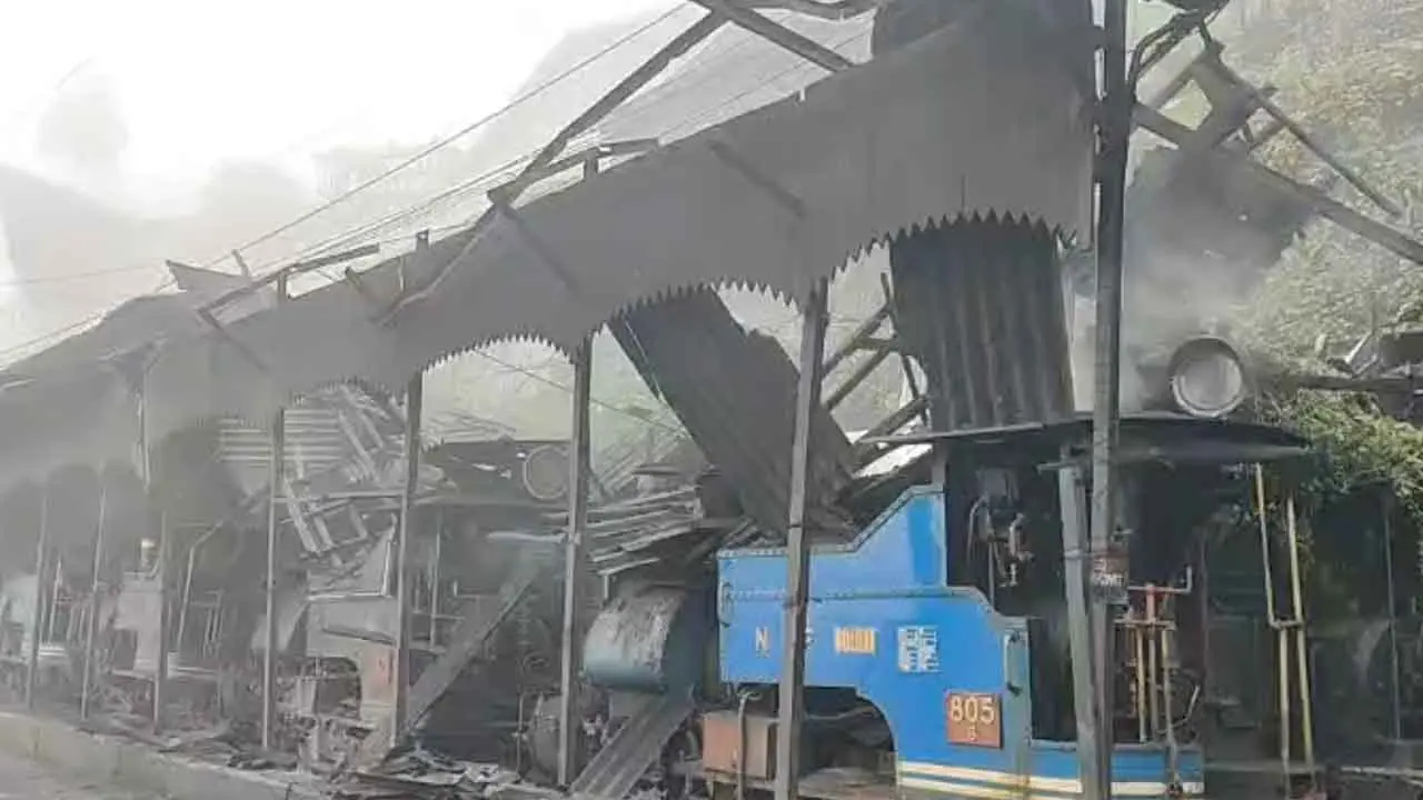 دارجلنگ اسٹیشن پر ٹوائے ٹرین کے لوکو شیڈ کا ایک حصہ گر کر تباہ، سات ریل کارکن زخمی
