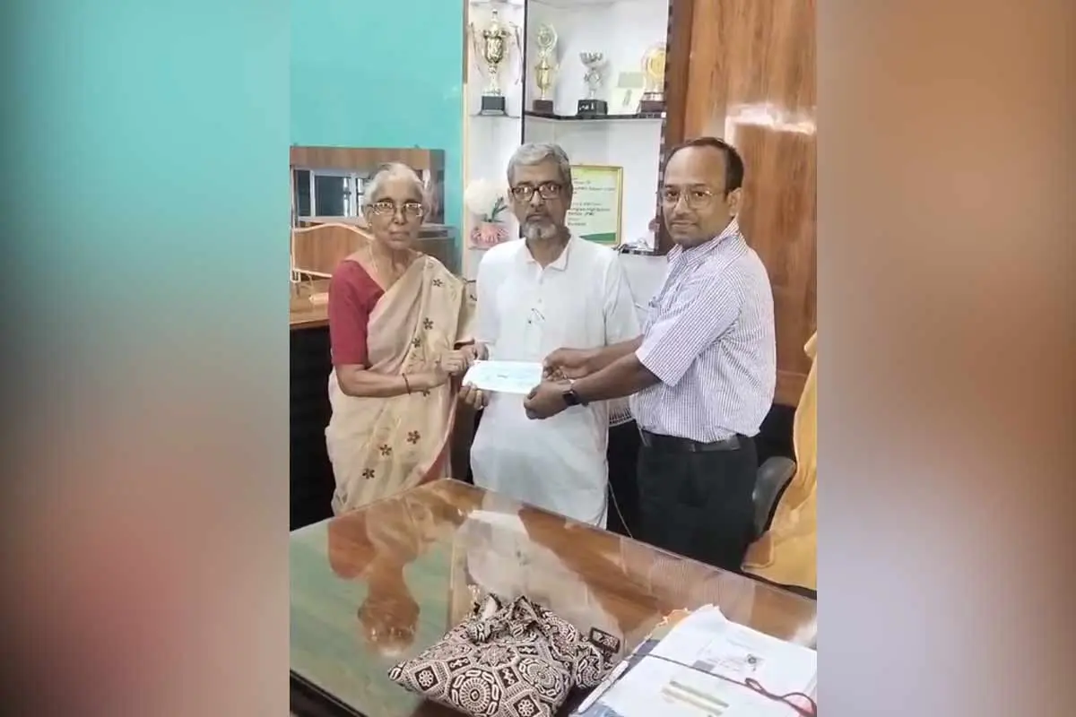 بنگالی میں سب سے زیادہ نمبر پانے والوں کو اسکالرشپ کے لیے سابقہ استانی نے اسکول کو ۱ لاکھ روپے عطیہ کیے