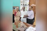 بنگالی میں سب سے زیادہ نمبر پانے والوں کو اسکالرشپ کے لیے سابقہ استانی نے اسکول کو ۱ لاکھ روپے عطیہ کیے