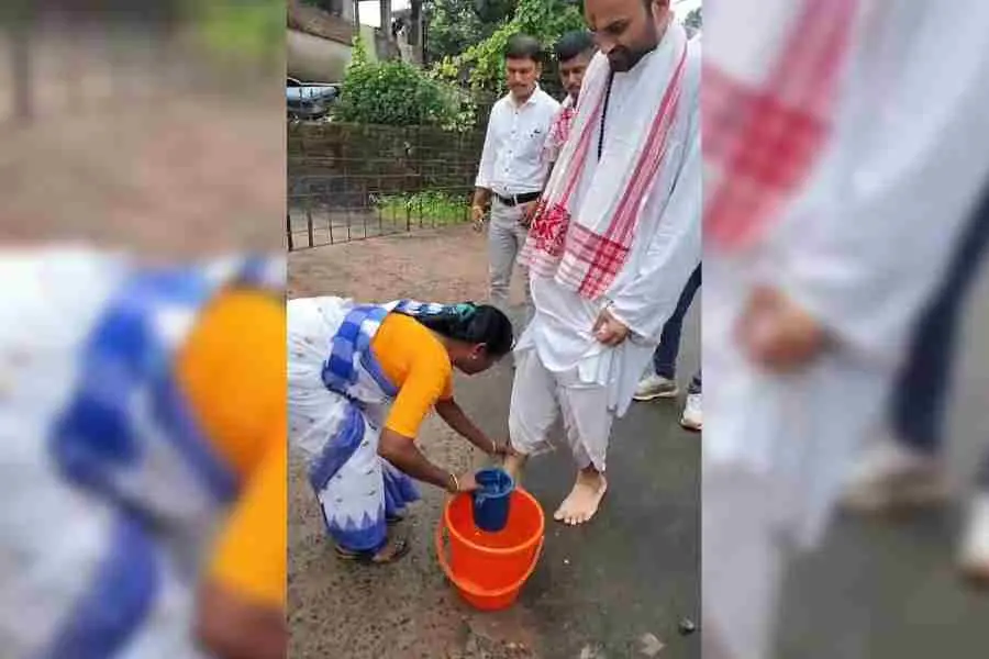 بی جے پی ایم ایل اے کے بیٹے کا 'پاوں دھونے' کا تنازعہ: قبائلی ناراض