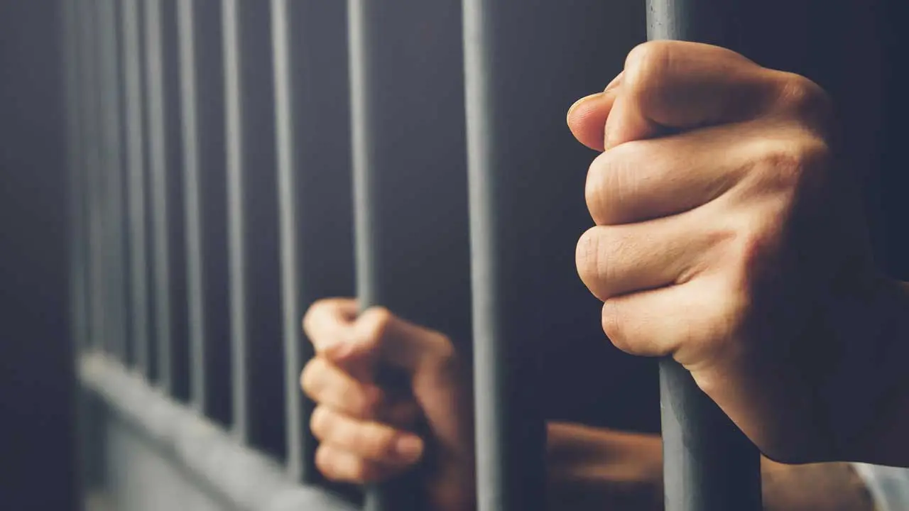قتل کے مقدمے میں پھنسانے کا ڈر دکھا کر ۵۰ہزار روپے رشوت کا مطالبہ! سی بی آئی افسر کو تین سال قید کی سزا