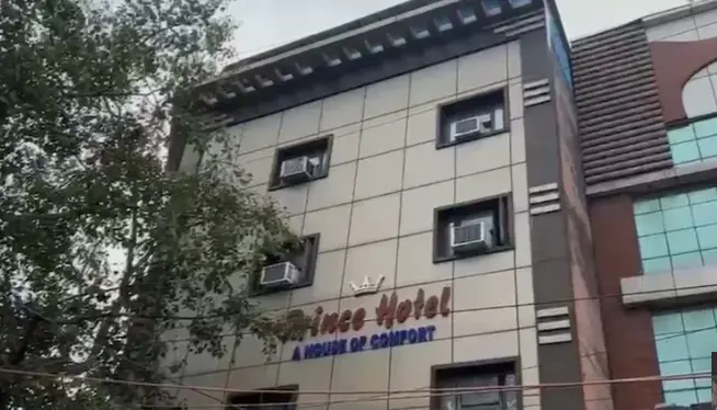 خاندانی تنازعہ میں چائے والے نے ہوٹل میں بیوی کا چاقو مار کر قتل کیا، خود بھی زہر کھایا